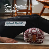 #DoYourYoga Yoga-Bolster Paravati mit Bio-Dinkelspelz, 67x22x13 cm, Style 9 Rot-Weiß, ideal für Yoga und Meditation.
