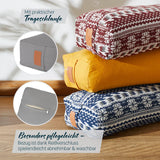 #DoYourYoga Yoga-Bolster Paravati mit Bio-Buchweizenschalen, pflegeleichtem Reißverschlussbezug in Zementgrau, gelb und gemustert.