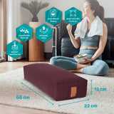 #DoYourYoga Yoga-Bolster Paravati in Bordeaux, 67x22x13 cm, mit Bio-Buchweizenschalen gefüllt, waschbarer Bezug, anpassbar und atmungsaktiv.