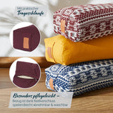 #DoYourYoga Yoga-Bolster Paravati mit Bio-Buchweizenschalen gefüllt, waschbarer Bezug, praktische Trageschlaufe, 67x22x13 cm, Bordeaux, Gelb, Blau.