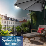 EASYmaxx Sonnenschirm mit UV-Schutz - halbrund 270x140 cm - grau auf Balkon mit Pflanzen und Sitzbereich angebracht.