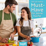 Zwei Personen in der Küche mit topfi® Topfdeckelhalter für Töpfe & Pfannen, der Deckel sicher am Topf hält und Überkochen verhindert.