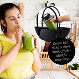GOURMETmaxx Mr. Magic Power 400 Pro mit Zubehörset M – Frau genießt grünen Smoothie aus 500-ml-To-go-Becher mit dichtem Deckel.