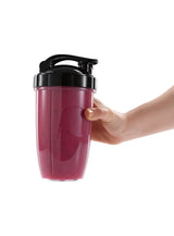 Hand hält Becher mit rotem Shake aus GOURMETmaxx Zubehörset L für Nutrition Mixer Pro 1.000 - Shakes, Smoothies & Co.