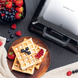 GOURMETmaxx Waffeleisen für Belgische Waffeln in Schwarz mit Antihaftbeschichtung und Cool-Touch-Griff, Waffeln mit Beeren serviert.