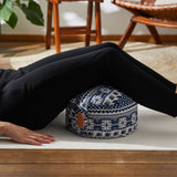 #DoYourYoga Yoga-Kissen Vishnu rund 30x30x15 cm gefüllt mit Bio-Buchweizenschalen, blau-weiß, waschbarer Baumwollbezug