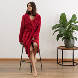 LUMALAND Luxury Mikrofaser Bademantel mit Kapuze für Damen und Herren - Rot - Größe XXL, weich, saugstark und schnelltrocknend.