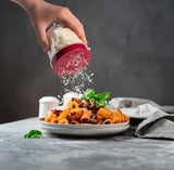 GOURMETmaxx Zubehörset L für Mr. Magic Power 400 Pro Reibeaufsatz streut Käse über Pasta für vielseitige Küchenanwendungen.