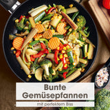 BRATmaxx Karbonstahl-Bratpfanne Ø 28 cm mit bunt gebratenem Gemüse, doppelt antihaftbeschichtet, für alle Herdarten geeignet.