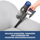 CLEANmaxx Kabelloser Hand- und Bodenstaubsauger mit Zyklontechnologie in anthrazit/blau beim Reinigen eines Sofarands.