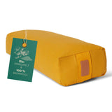 #DoYourYoga Yoga-Bolster Paravati in Indischgelb, gefüllt mit Bio-Dinkelspelz, 67 x 22 x 13 cm, waschbarer Bezug, vielseitig einsetzbar.