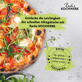 Rachs KOCHWERK Pizza Maker mit herausnehmbarem Pizzastein zeigt knusprige Pizza mit frischem Belag und Rucola auf hellem Untergrund.