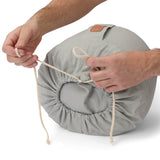 #DoYourYoga Yoga-Kissen Vishnu rund 30x30x15 cm grau, mit Bio-Dinkelspelz gefüllt, waschbarer Baumwollbezug mit Kordelverschluss.