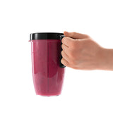 Hand hält roten Shake im Becher des GOURMETmaxx Zubehörset L für Nutrition Mixer Pro 1.000 - Shakes, Smoothies & Co.
