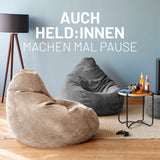 LUMALAND Sitzsack GIANT aus der Cord-Reihe, 135 x 100 cm - Bezug soft & waschbar - Navyblau im modernen Wohnzimmer mit Lampe und Beistelltisch.