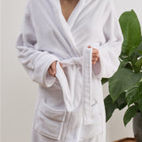 LUMALAND Luxury Mikrofaser Bademantel mit Kapuze für Damen und Herren in Weiß, Größe XXL, weich, warm und schnelltrocknend.