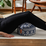 #DoYourYoga Yoga-Kissen Vishnu rund 30x30x15 cm, gefüllt mit Bio-Buchweizenschalen, rot-weiß, vielseitig für Yoga und Entspannung.