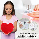 cuci cuci Näh-Baukastenset Motiv Herz Liebling zeigt Kind mit rotem Herzkissen und Nähmaschine zum Nähen lernen ab 5 Jahren.
